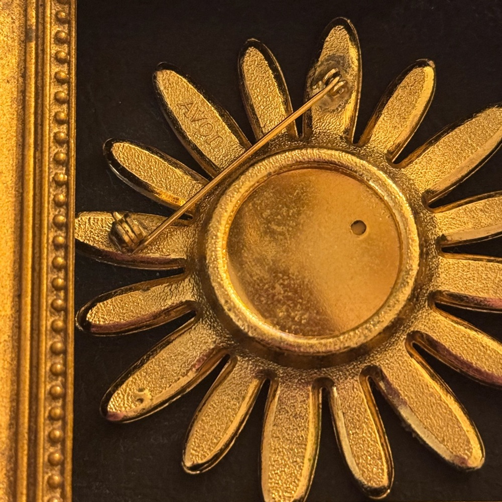 Vintage Daisy Brooch - Picture 10 of 14